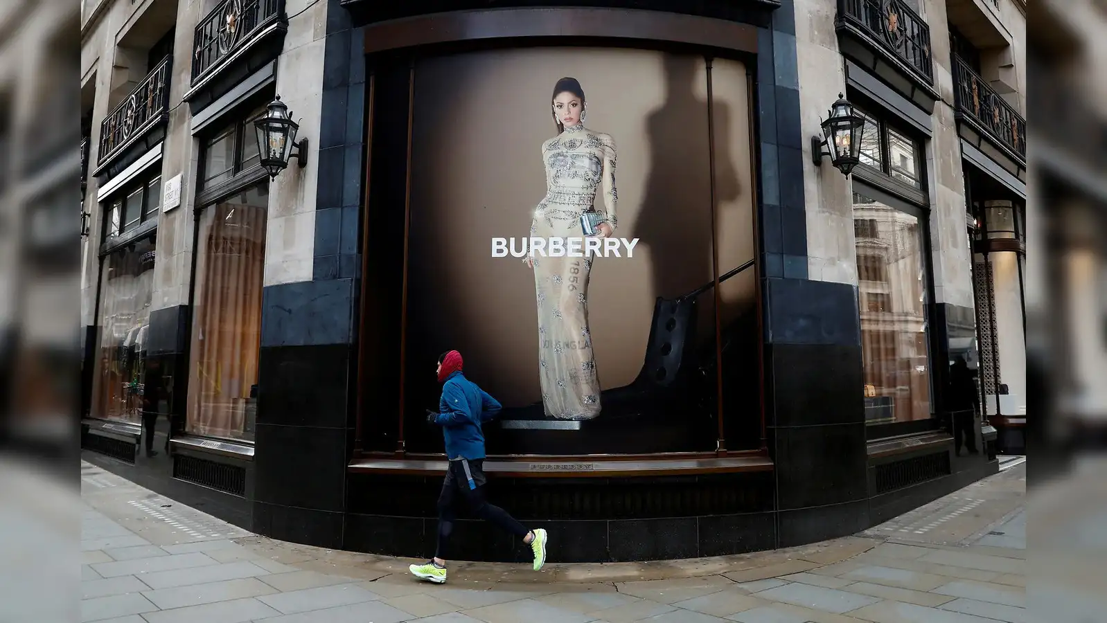 Burberry Reports Strong Recovery with Rising Sales in the Americas and Overall Improvement