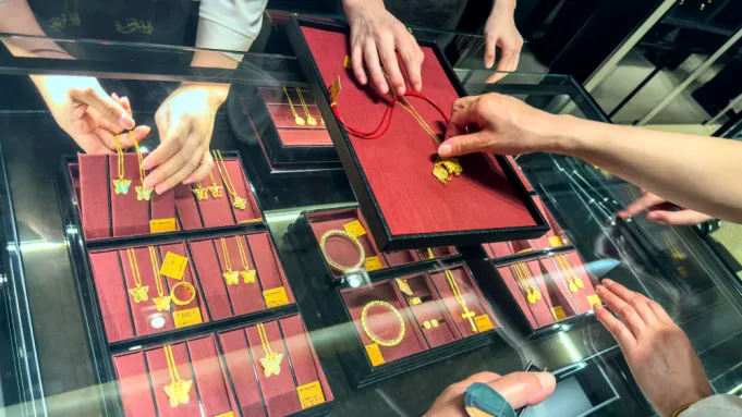 High-end jewellery buyers embrace maximalism for 2026 – report